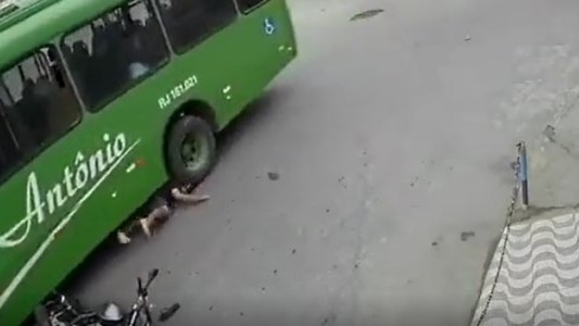 Impactante: motoquero "frenó" un colectivo con la cabeza y salió ileso