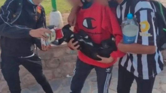 Bronca en las redes sociales por una foto de tres jóvenes que le dan vino a un perro
