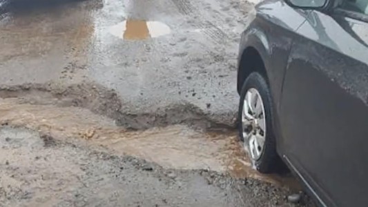 Video: turistas y vecinos rellenan pozos de una ruta de Neuquén