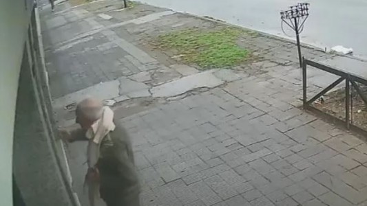 Asaltan y golpean a un jubilado para robarle sus ahorros en La Plata: "¿Me tengo que ir a un geriátrico?"
