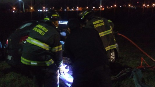 Dos accidentados graves tras dramático vuelco de un auto en la autopista
