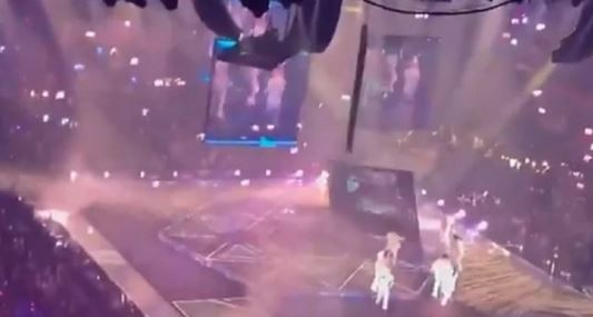 Video: una pantalla gigante cayó sobre dos músicos en un recital en Hong Kong
