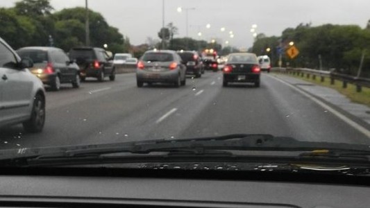 Condujo en contramano, sin licencia y chocó en la Avenida General Paz