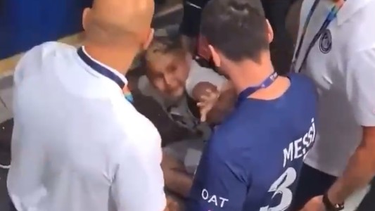 El gesto de Messi con un nene que invadió la cancha para pedirle una foto y era retirado entre empujones