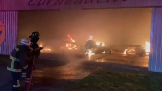 Video: un grupo mapuche incendió cuatro avionetas y una casa en el sur de Chile