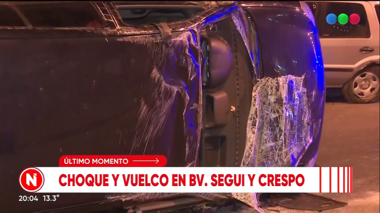 Espectacular choque y vuelco en Bv. Seguí y Crespo