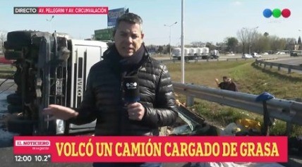 Impresionante vuelco de un camión cargado con grasa en Pellegrini y Circunvalación