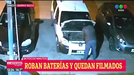 Video: robó la batería de un auto en dos minutos y se dio a la fuga