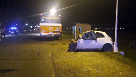 Drama en la región: volvían de pescar, chocaron contra un colectivo y murieron