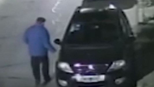 Video: un jubilado raya autos de madrugada en La Plata