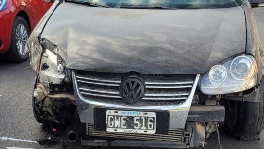 Chocó dos autos, destrozó el suyo e investigan si manejaba alcoholizado