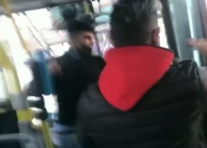 Video: pelea en un colectivo a metros del Congreso