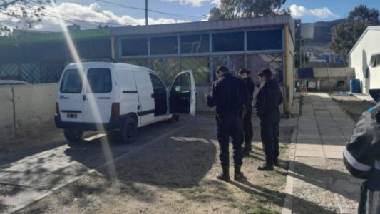Encontró a un ladrón dentro de su auto y le trabó las puertas hasta que llegó la Policía