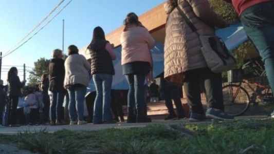 Una docente reprobó a una alumna y sus familiares atacaron su casa