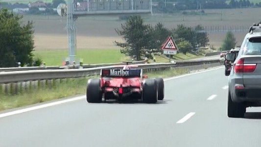 Apareció con un auto de carrera en plena autopista: por qué no pudieron detenerlo