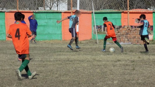 Día del Niño a las trompadas entre padres en partido de fútbol infantil