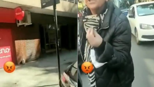 "¿Por qué no te compras una vida?": la reacción de una mujer con un hombre que la grabó estacionando mal