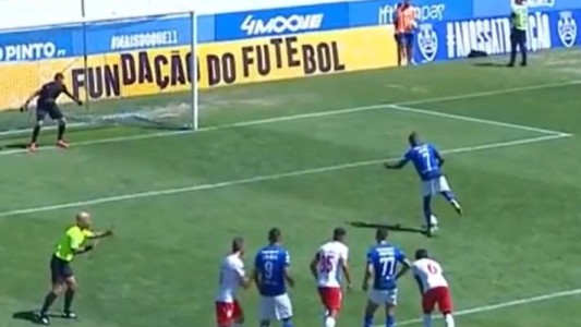Insólito: fue a patear un penal pero se "congeló" sobre la pelota