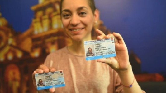 Se rectificaron: Florencia Andrade recibió una nueva licencia de conducir sin leyenda discriminatoria
