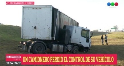 Camión perdió el control en Circunvalación a a la altura de Uriburu