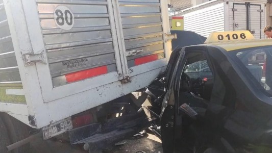 Lo contrataron como taxista, chocó en el primer viaje y desapareció