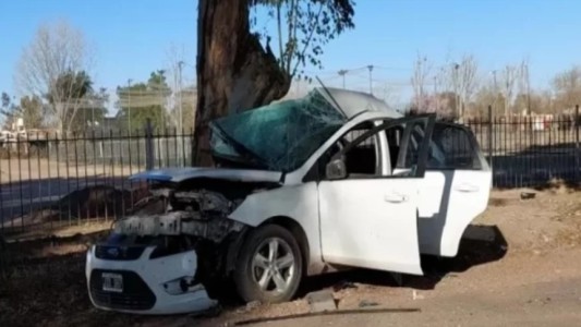Choque contra un árbol en la ruta 50: murieron una mujer y su hijo