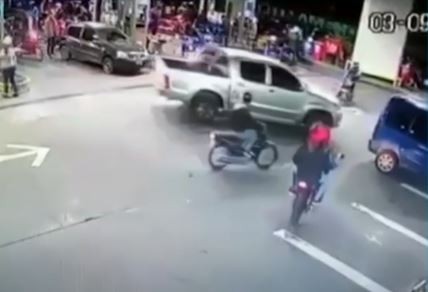 Video: Una horda de 50 motochorros saquearon una estación de servicio en Bernal