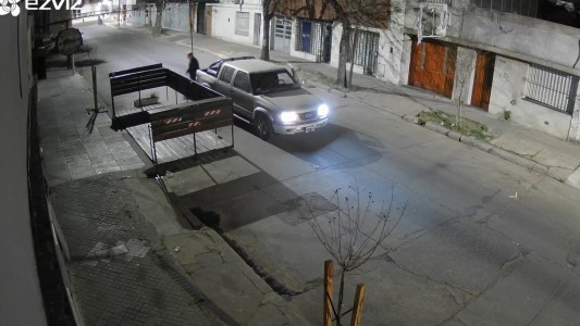 Video: maneja una camioneta 4x4 y se robó una maceta de una cervecería