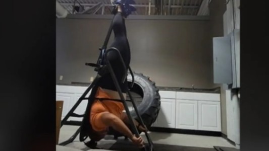 Video: quedó atrapada en una máquina del gimnasio y llamó al 911