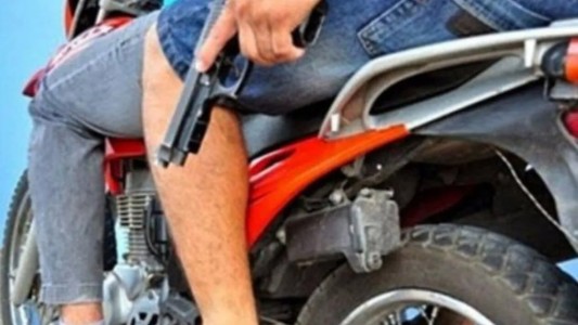 Motochorros le robaron un millón de pesos a una mujer en las afueras de Rosario