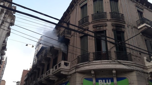 Ardió en llamas un edificio en el centro de la ciudad