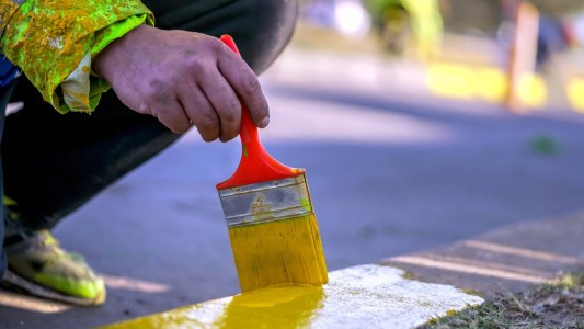 Embistió a un agente de control y debió pintar cordones como parte de la pena