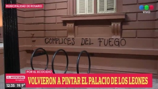 “Cómplices del fuego:” nuevas pintadas en la Municipalidad de Rosario