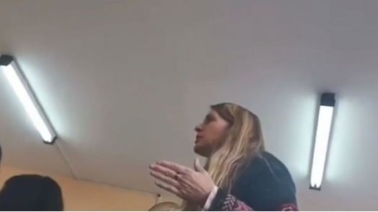"No son normales, discúlpenme": Alumnos filmaron el maltrato de una docente