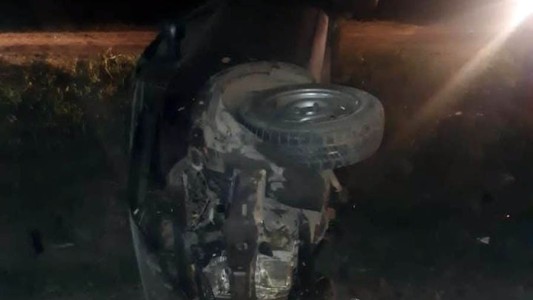 Tragedia en la región: murió una chica y un joven pelea por su vida tras volcar con el auto
