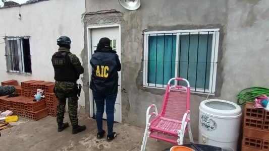 Plata o plomo: la AIC detuvo a una mujer por extorsiones