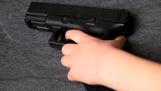 Un niño de 12 años murió tras recibir un disparo de su primo y se investiga si fue accidental