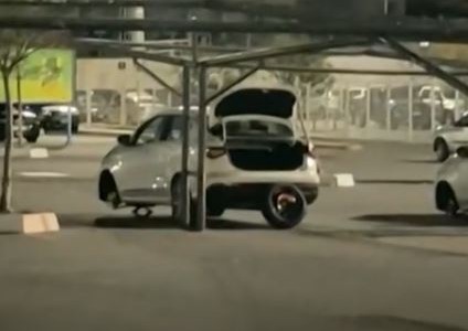 Video: Robaron las ruedas de los autos estacionados en un supermercado