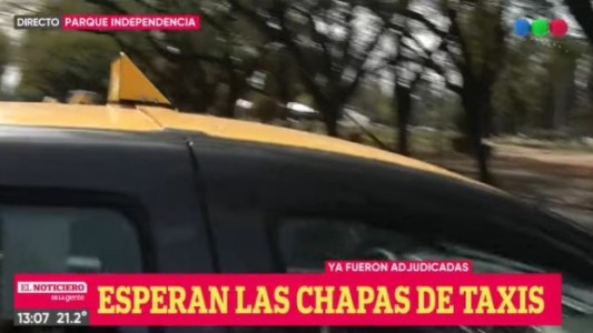 Taxistas protestan porque no les llega la chapa para trabajar