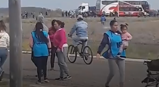 Guerra campal entre hinchas de Talleres y piqueteros en General Obligado, Santa Fe