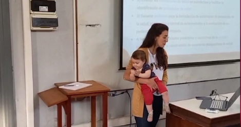 Se hizo viral el gesto solidario de la profesora Alejandra alzando a la beba de su alumna