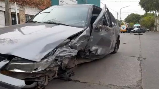 Choque frontal entre dos autos en Sorrento y Circunvalación
