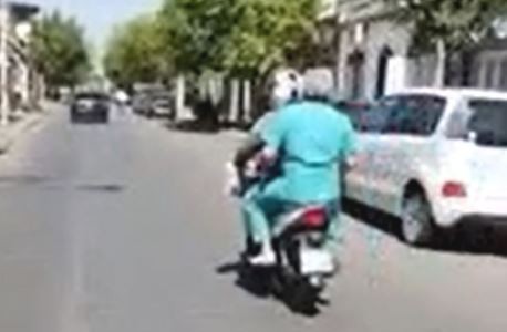 Insólito: una ambulancia se olvidó al médico en la calle y un motoquero lo llevó al hospital