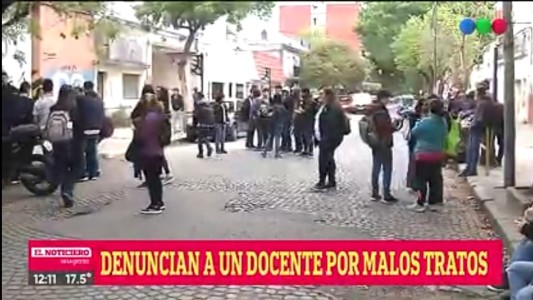 Cortan calle y denuncian a profesor por hostigar a las estudiantes