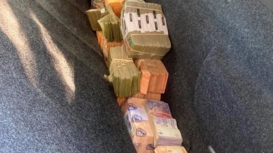 Viajaba en auto con más de 40 millones de pesos ocultos bajo el asiento