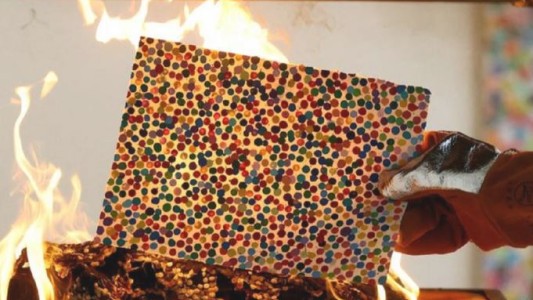 Un artista británico quemó sus obras en una transmisión en vivo