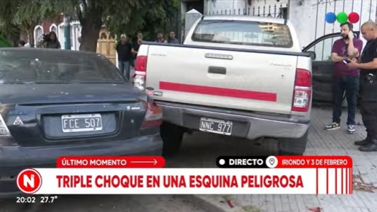 Triple choque y daños materiales en una esquina peligrosa