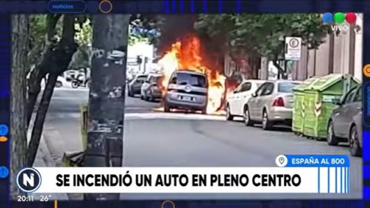 Conmoción por el incendio de dos vehículos en pleno centro