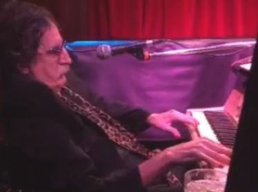 Video: Charly García cantó para sus invitados en su cumpleaños 71