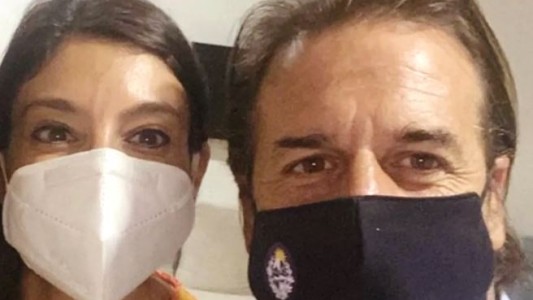 Polémica en Uruguay: Acusan a Lacalle Pou de haber roto la veda para que entre un médico argentino que trató su calvicie